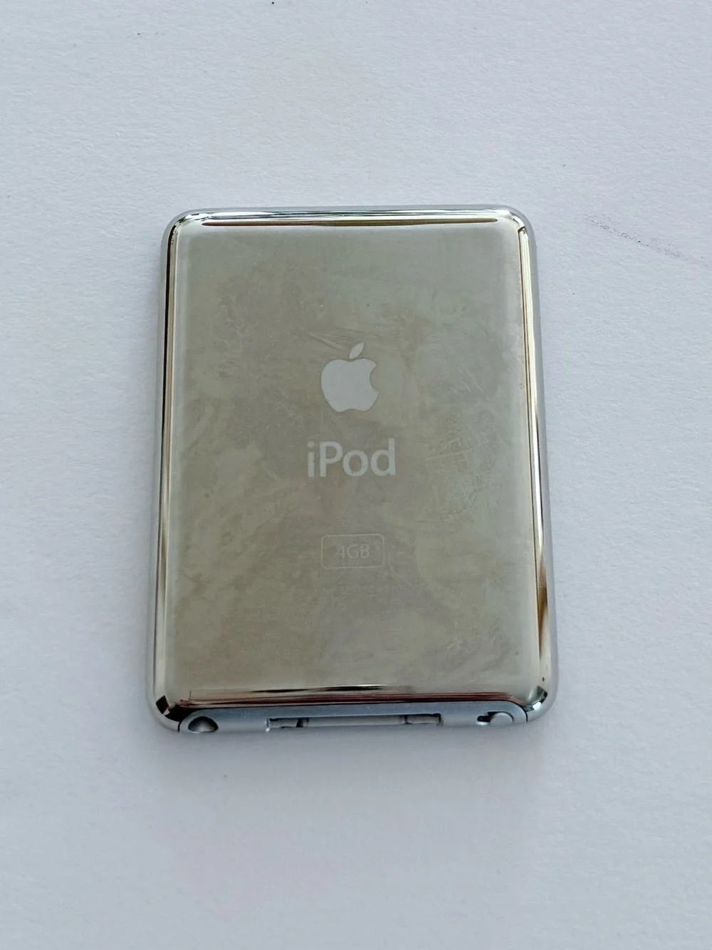 Apple iPod Nano 3rd Generation with Crystal Case, OG Headphones/Charger Y2K